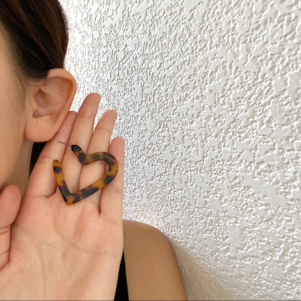 Tortoise shell Heart Hoop Earrings - Picture 2 of 9